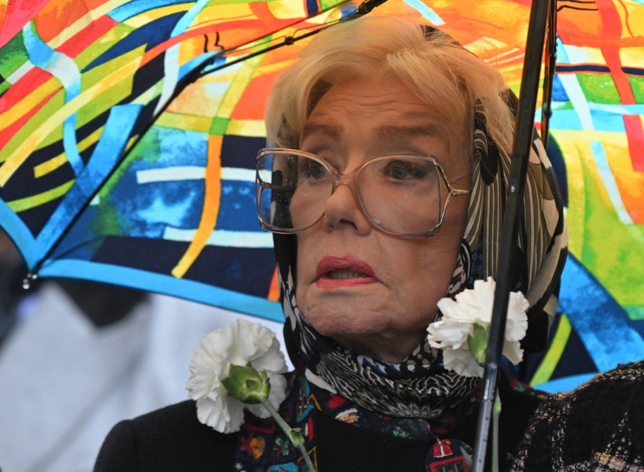 Актриса Вера Алентова во время церемонии открытия скульптурной группы основателям Камерного театра Александру Таирову и Алисе Коонен у Драматического театра им. А. С. Пушкина в Москве, 17  ноября 2025 год