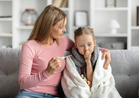 Вредные советы: врачи развенчали 10 опасных мифов о лечении детей