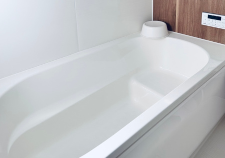 Акриловая ванна потеряет блеск за минуту: главная ошибка хозяек и безопасные способы ухода