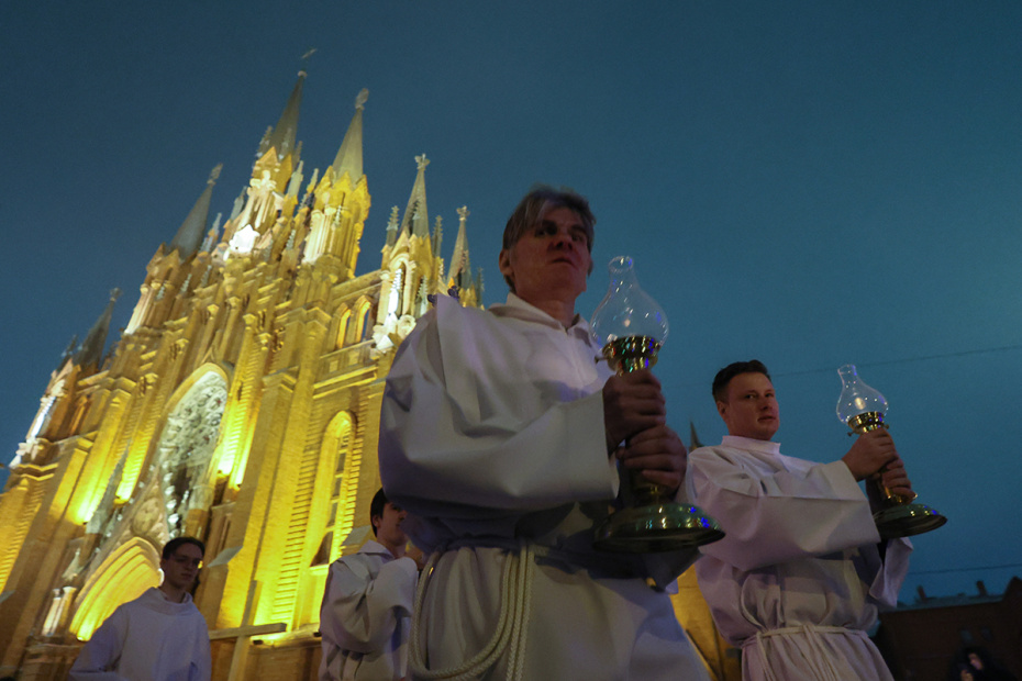 Ночная месса в честь праздника Рождества Христова в крупнейшем в России римско-католическом соборе Непорочного зачатия Пресвятой Девы Марии в Москве