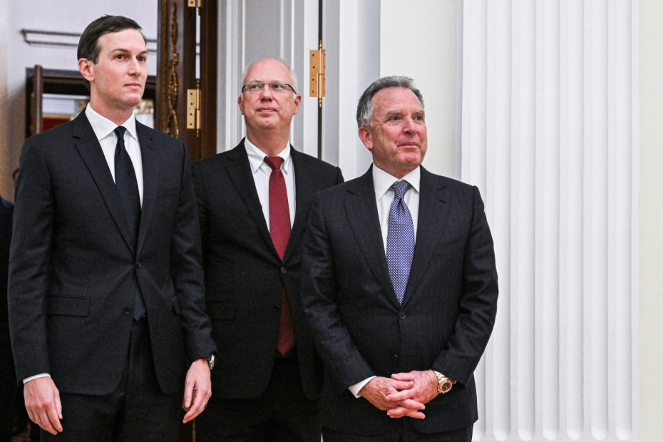 Спецпосланник президента США Стив Уиткофф, глава Российского фонда прямых инвестиций (РФПИ) Кирилл Дмитриев, бизнесмен Джаред Кушнер (справа налево)