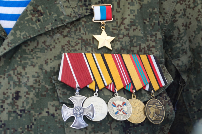 Государственные награды на груди участника спецоперации