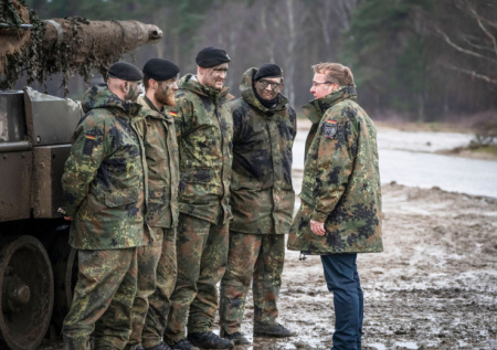 Глава ЕНП одобрил отправку военных ФРГ на Украину под флагом Европы