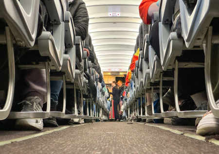 Самолет с умершим на борту пассажиром экстренно посадили в Казахстане