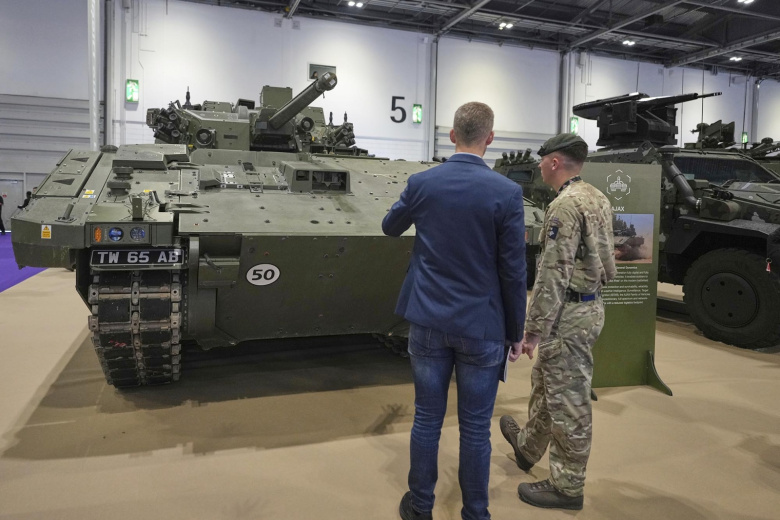 Бронемашина Ajax на выставке военной техники DESI в Лондоне