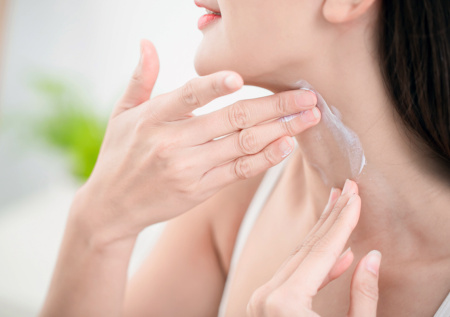 Визажист объяснила, почему так важно использовать SPF-средства зимой