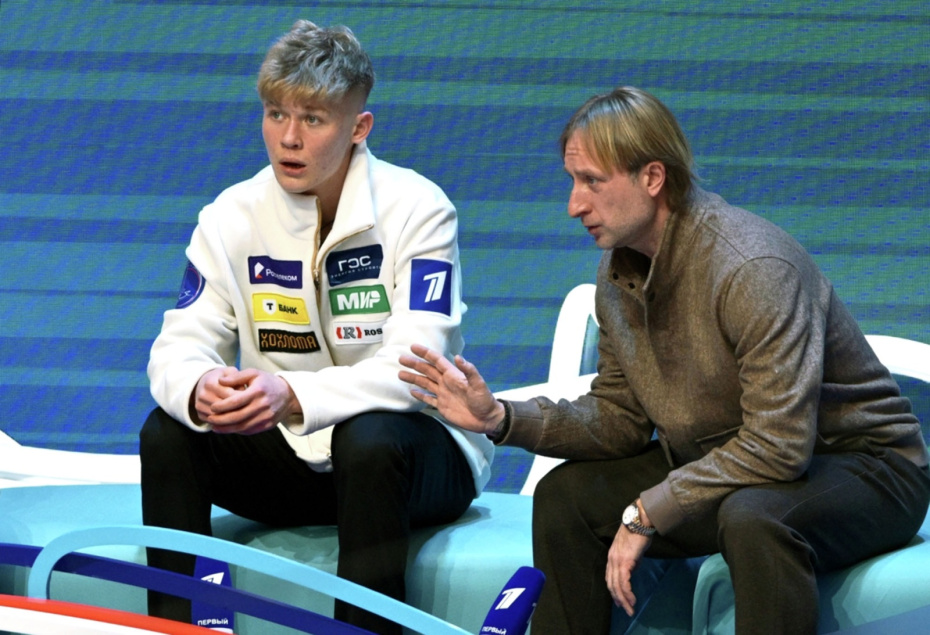 Фигурист Никита Сарновский (слева) после выступления в короткой программе мужского одиночного катания на чемпионате России по фигурному катанию 2026 года  в Санкт-Петербурге и Евгений Плющенко (справа)