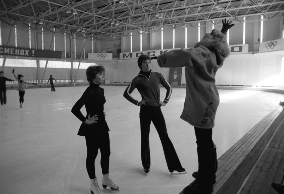 Заслуженный тренер СССР Татьяна Тарасова со своими подопечными — олимпийскими чемпионами Ириной Родниной и Александром Зайцевым. Ледовый дворец спорта ЦСКА, 1979 год