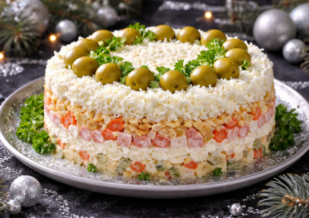 Салат «Снежная корона»: вас поразят акцентные, но бюджетные продукты. Он получается эффектным и нежным, гости просят рецепт