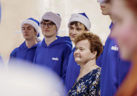 Компания 1win Charity подарила «Новогоднее тепло» пожилым людям