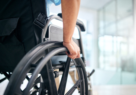 Инвалид-колясочник насиловал падчерицу 11 лет и продавал видео с пытками