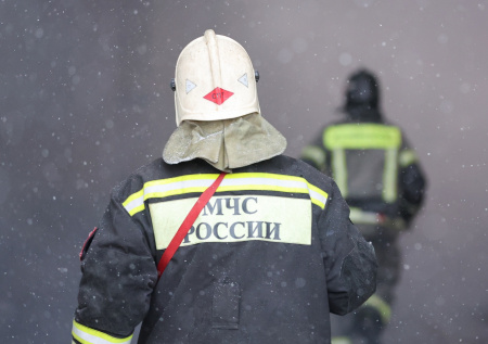 Огромный склад с мебелью и запчастями загорелся в Екатеринбурге