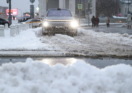 Сильнейший за всю зиму снегопад обрушился на Москву