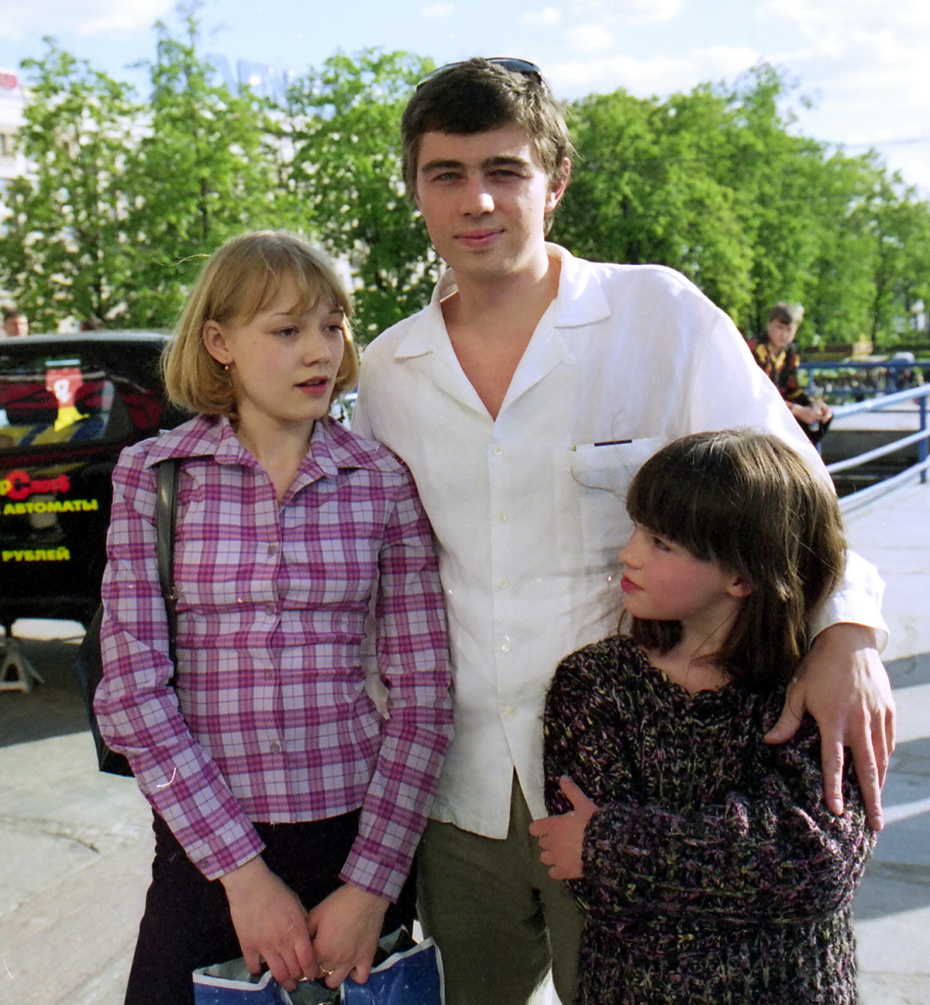 Оксана Акиньшина, Сергей Бодров и Катя Горина, 2001 год