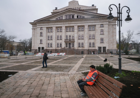 Киев обвинили в заманивании людей в театр Мариуполя перед взрывом