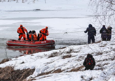 В Якутии достали из реки затонувший автомобиль с телом ребенка