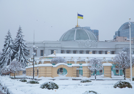Трех депутатов из партии Зеленского заподозрили в коррупции