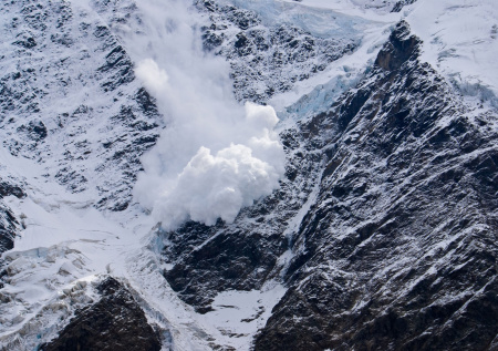 Один альпинист погиб и двое пропали в горах Казахстана после схода лавины
