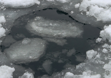 Гибель людей в провалившейся под лед машине обернулась уголовным делом