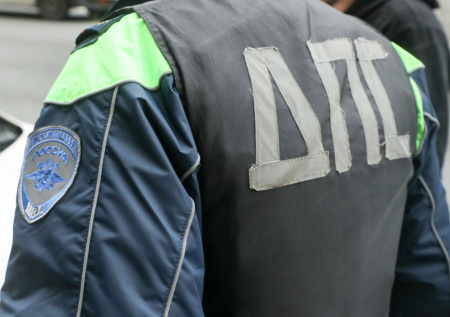 Водитель сбил бабушку с двумя внучками и попал на видео