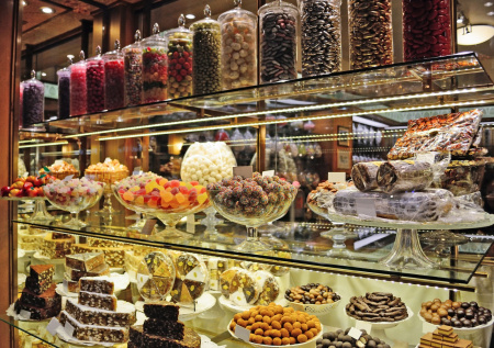 В Италии подсчитали объем ввезенных в Россию сладостей и одежды