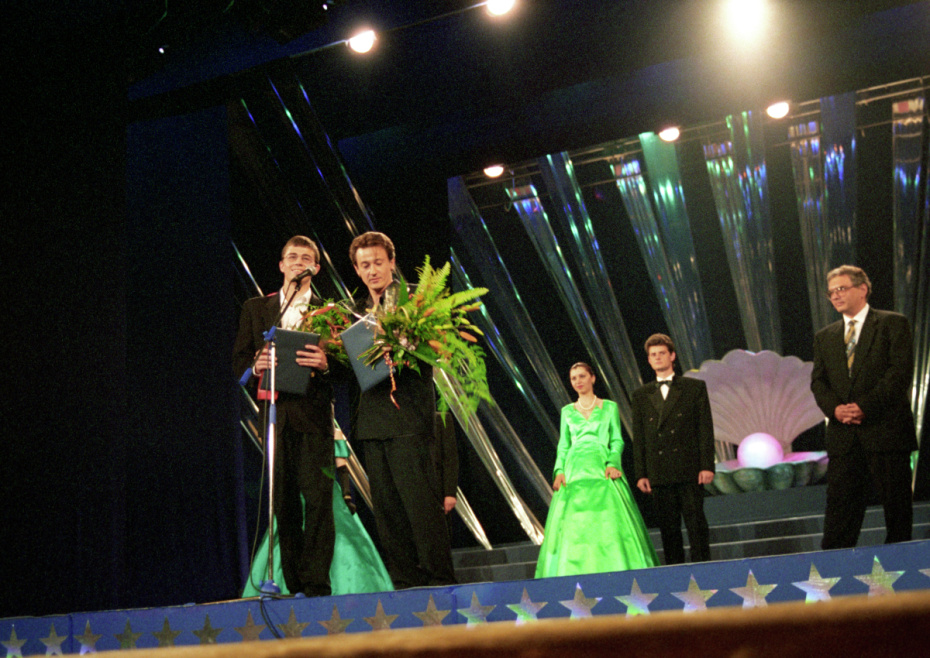 Актеры Сергей Бодров — младший и Олег Меньшиков (слева направо) награждены призами за лучшую мужскую роль в фильме режиссера Сергея Бодрова — старшего «Кавказский пленник», 1996 год