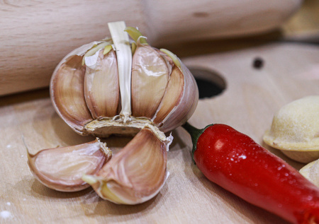 Чеснок без пресса и лишней грязной посуды: простой лайфхак с целлофаном для быстрой готовки