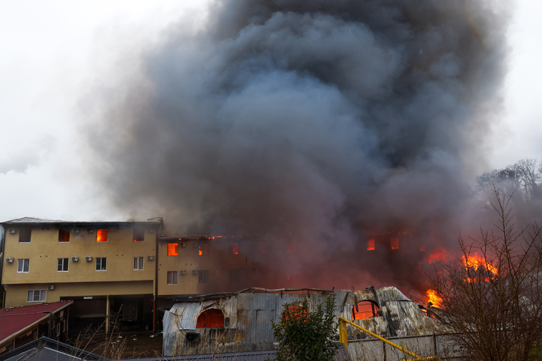 Пожар в складских и офисных помещениях на улице Транспортной в Сочи