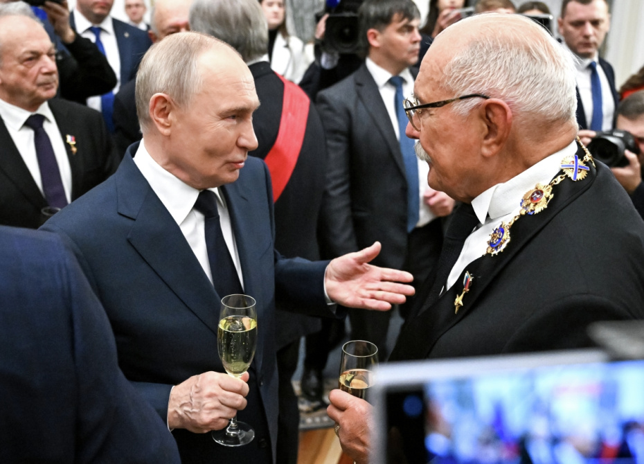 Президент РФ Владимир Путин в Кремле на церемонии вручения государственных наград. Справа: кинорежиссер, председатель Общероссийской общественной организации «Союз кинематографистов РФ» Никита Михалков
