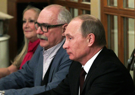 Пролитое вино на юбилее Михалкова: список курьезных случаев с Путиным