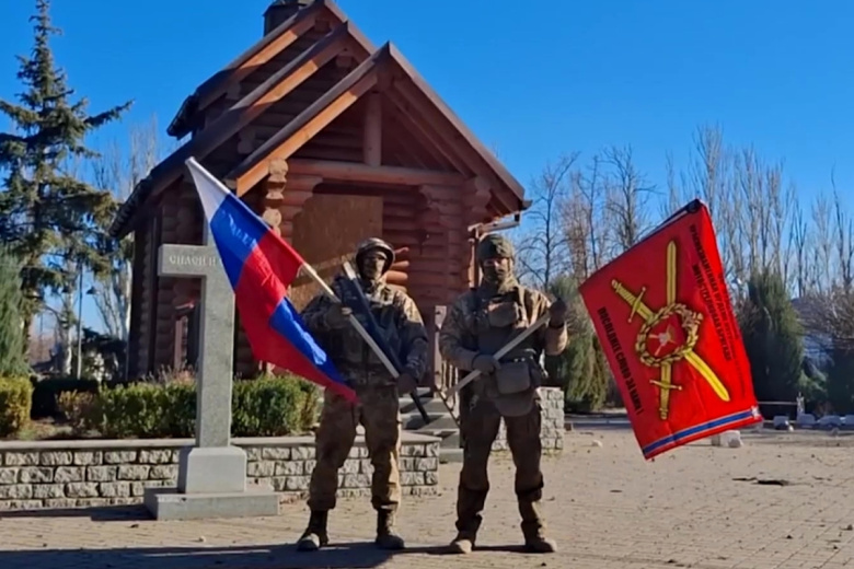 Военнослужащие группировки войск «Восток» ВС РФ на одной из улиц в освобожденном Гуляйполе