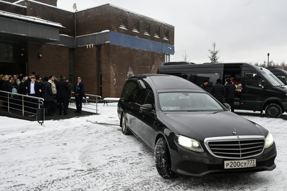 Катафалк с телом основательницы телеканала РЕН ТВ Ирены Лесневской после церемонии прощания на Востряковском кладбище в Москве