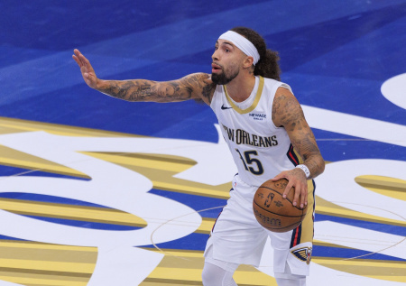 Двое спортсменов превратили баскетбол в бокс во время игры