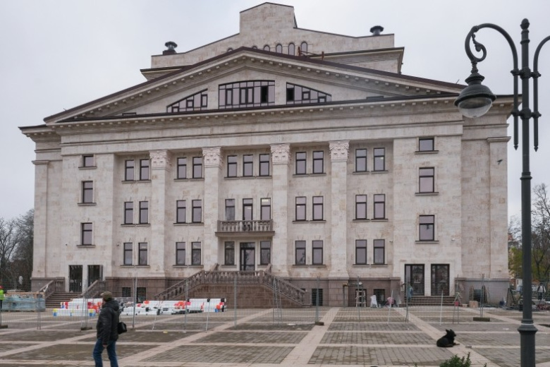 Восстановленный театр в Мариуполе