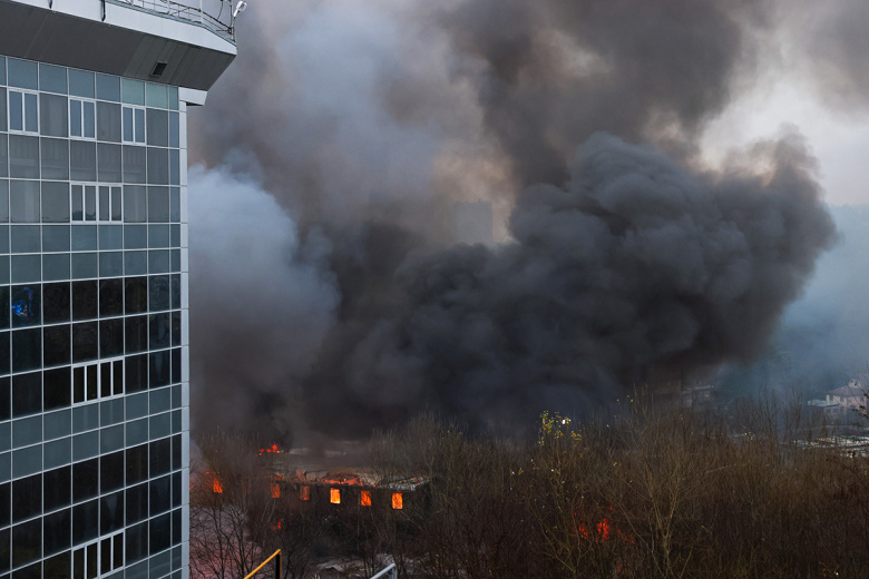 Пожар в складских и офисных помещениях на улице Транспортной в Сочи