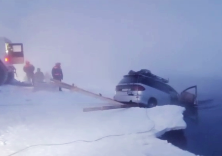 Людей из затонувшей на Лене машины героически спас молодой спортсмен