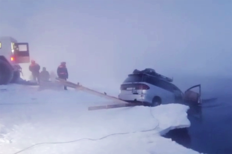 Спасатели извлекают из реки затонувший в Якутии автомобиль