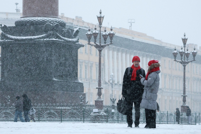 Прохожие на Дворцовой площади в Санкт-Петербурге