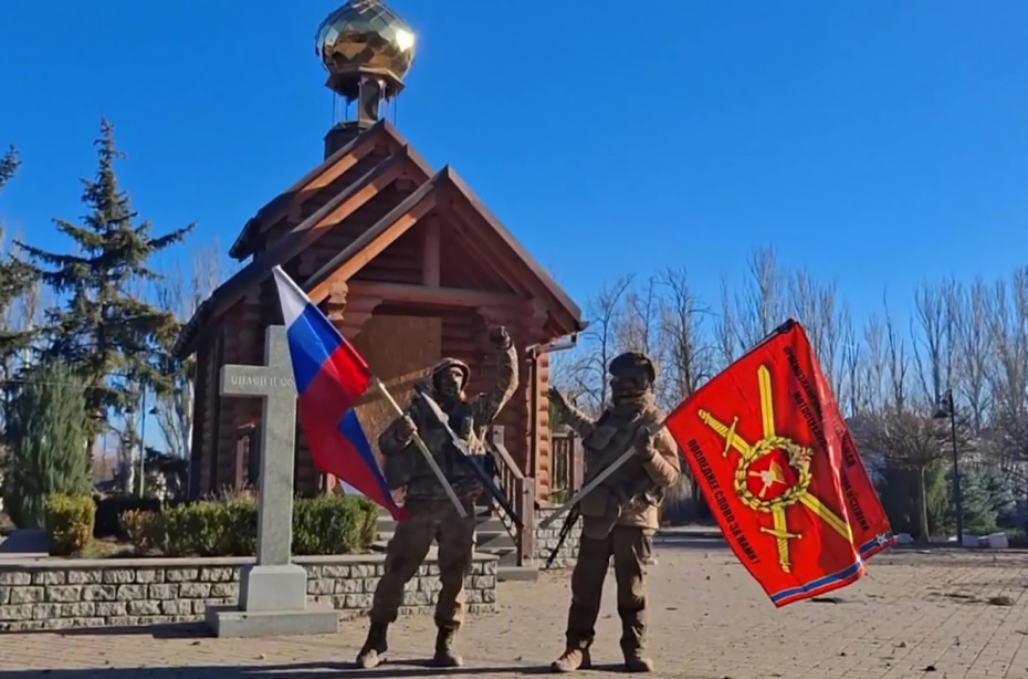 Военнослужащие группировки войск «Восток» ВС РФ на одной из улиц в освобожденном Гуляйполе