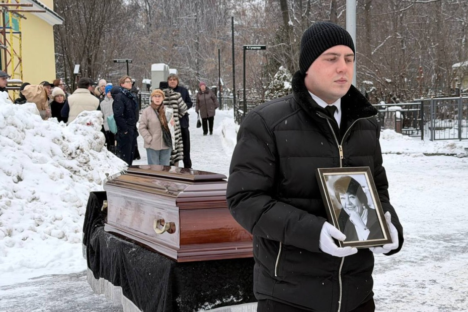 Гроб с телом основательницы телеканала РЕН ТВ Ирены Лесневской в катафалк после церемонии прощания