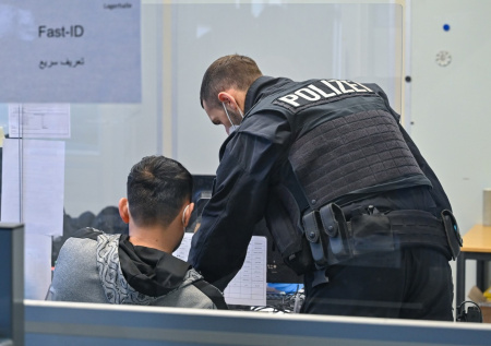 Германия столкнулась с невиданной волной обмана со стороны мигрантов