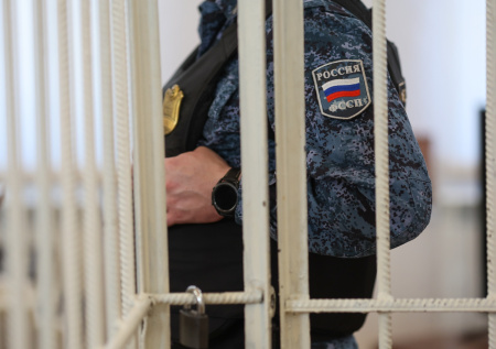 Суд арестовал петербуржца за секс со школьницами в подъездах