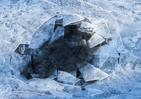 Трое детей провалились под лед во время прогулки