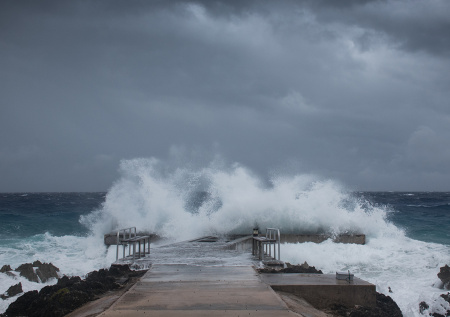 Сочинцев предупредили об опасности с моря