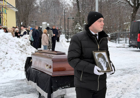 Гроб с Лесневской привезли на Даниловское кладбище в Москве