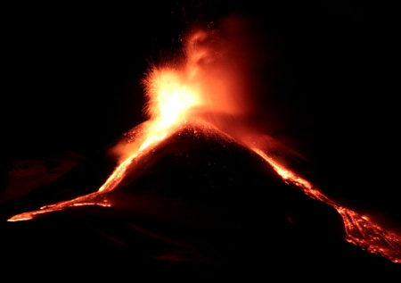 Вулкан выбросил лаву на высоту 400 метров