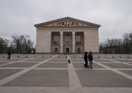 Сенатор разоблачил фейки Киева про театр в Мариуполе
