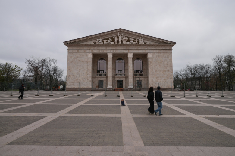 Горожане около восстановленного здания драматического театра в Мариуполе