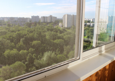 Комары больше не пролезут в дом: простой маникюрный трюк, который продлевает жизнь москитной сетке на годы