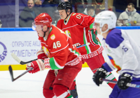 Хоккеист уронил Лукашенко во время матча